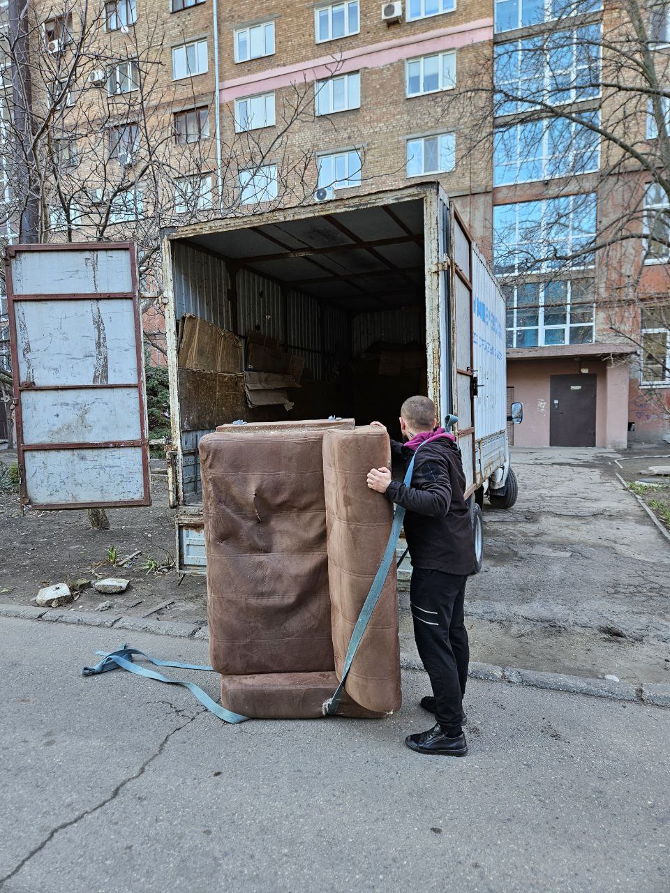 Вывоз старой мебели на свалку в Запорожье
